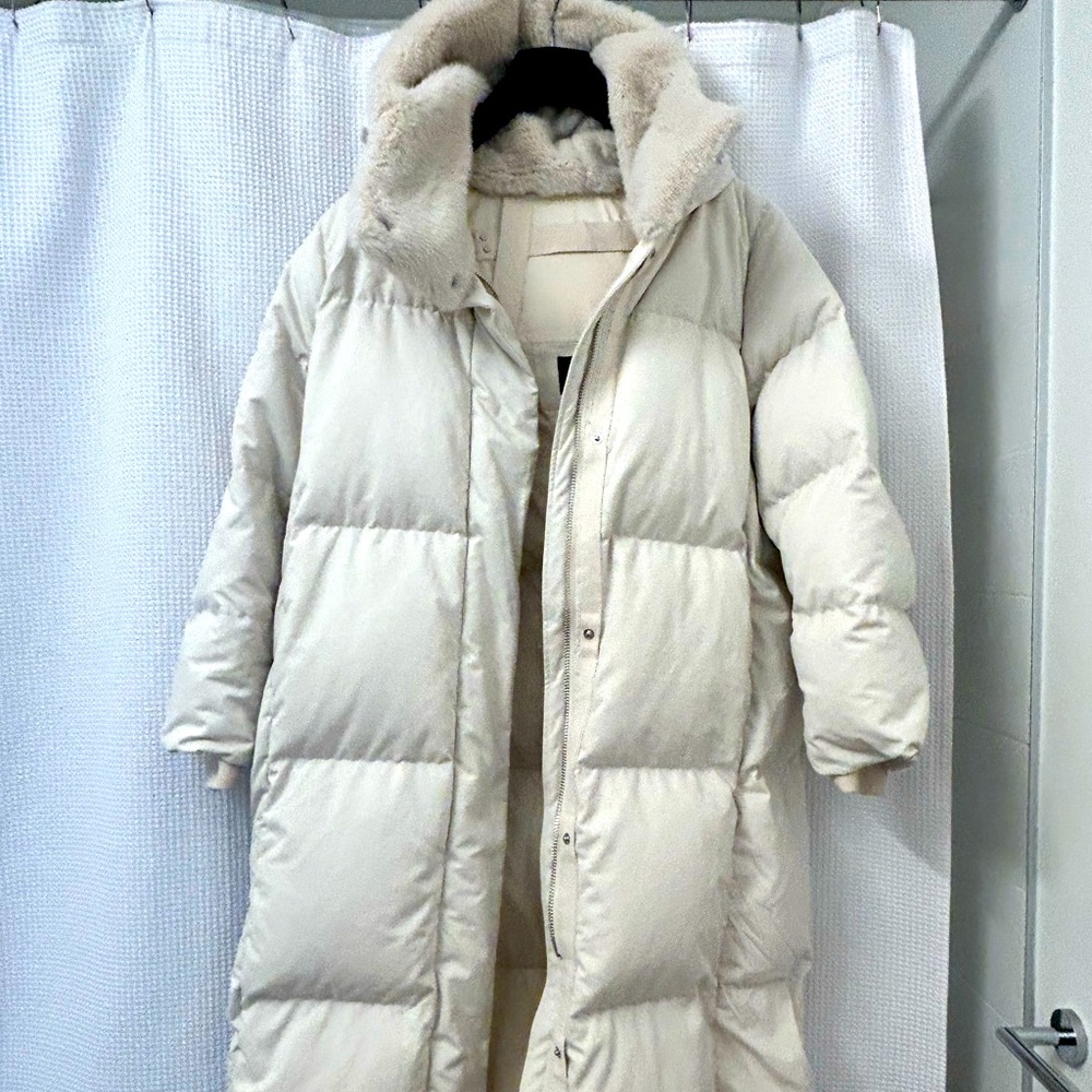 Cream Banana Republic Puffer jacket with ethical down, faux fur and hood.